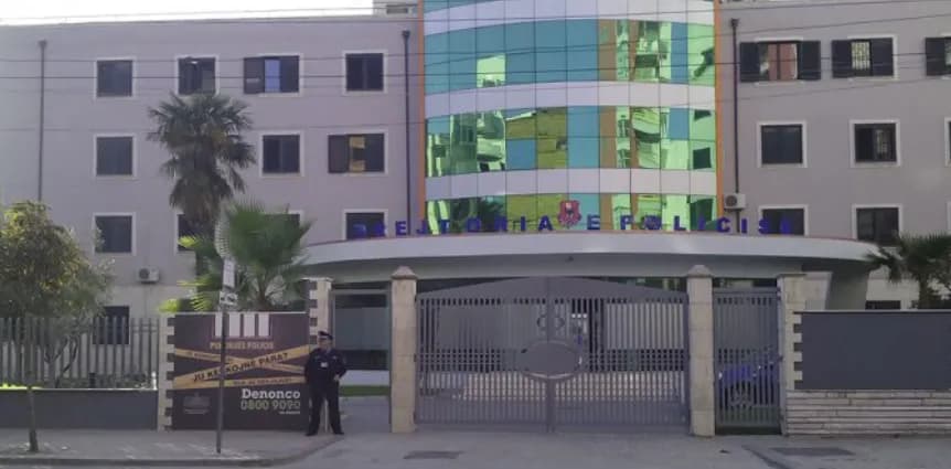 Durrës: Gjendet lëndë eksplozive pranë derës së një dyqani, policia nis hetimet