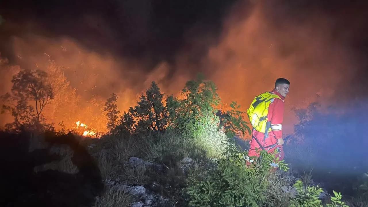 Flakët në Malin e Krujës, mbi 200 forca në luftën me zjarrin