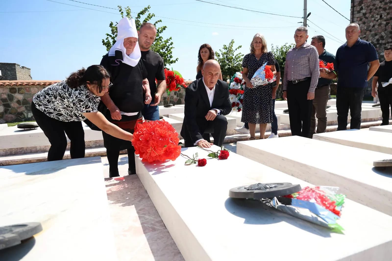 Haradinaj nderon dëshmorët e Gllogjanit e Hereqit, sakrifica e tyre është themeli i lirisë