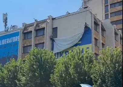 Deklaratat e Zelenskyt në Serbi, largohet mbishkrimi “Free Ukraine” në Prishtinë