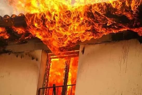 Zjarr në Prizrenit, digjen një stallë dhe një shtëpi