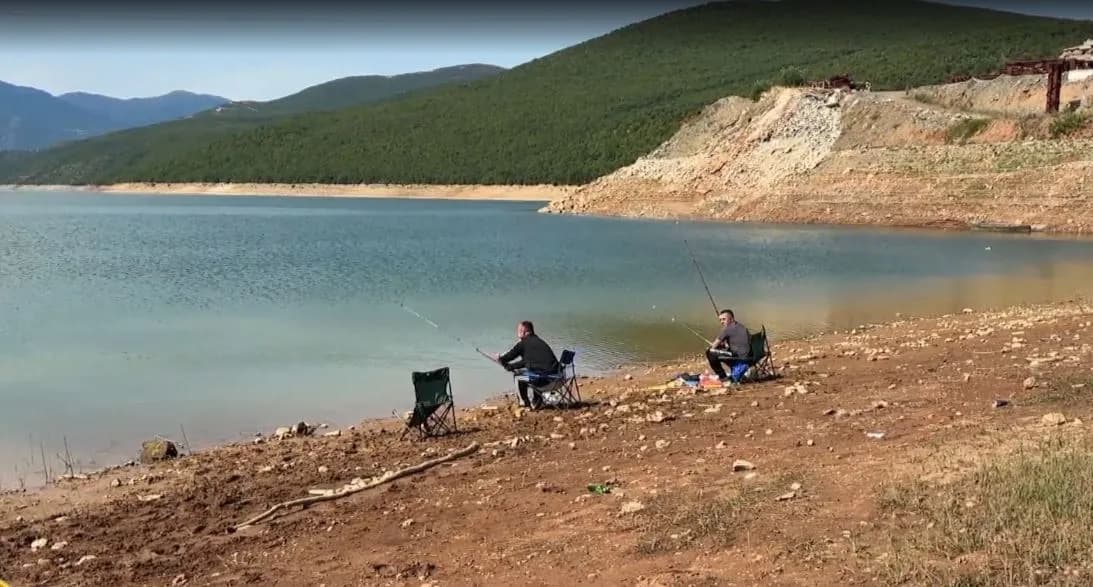 Jo vetëm bregdetin, shqiptarët e Kosovës zgjedhin edhe liqenin e Kukësit për pushime