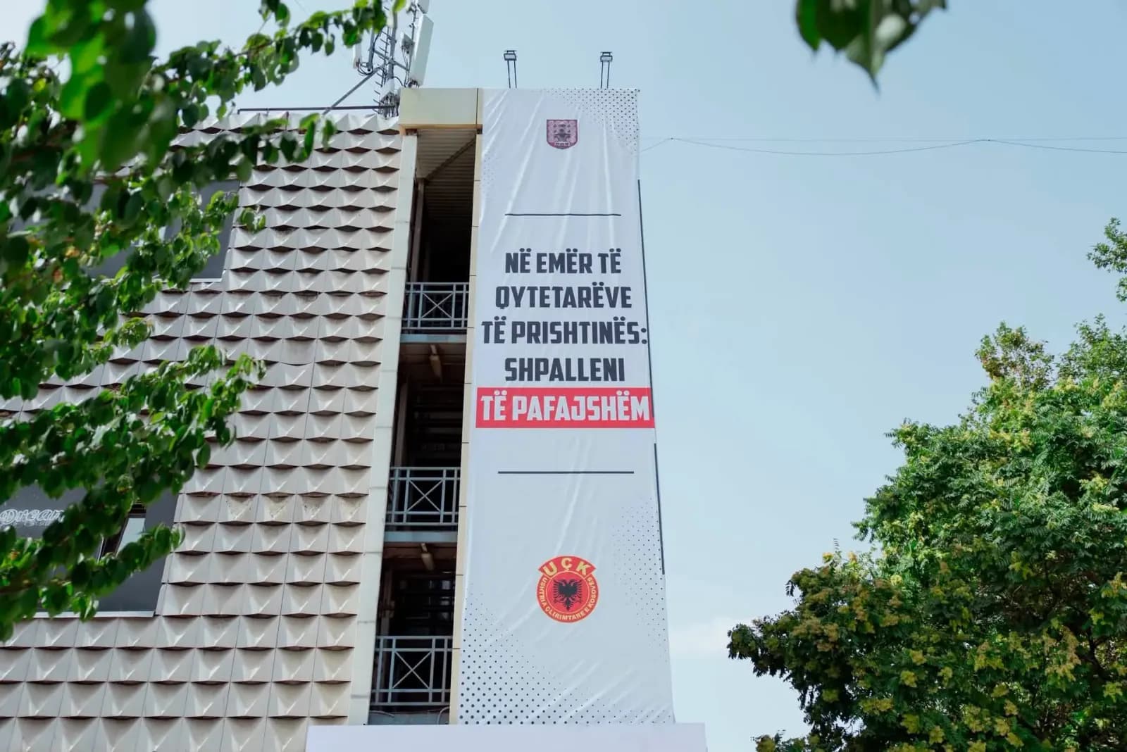 "Në emër të qytetarëve të Prishtinës: Shpalleni të pafajshëm" - zbulohet baneri gjigant në kryeqytet
