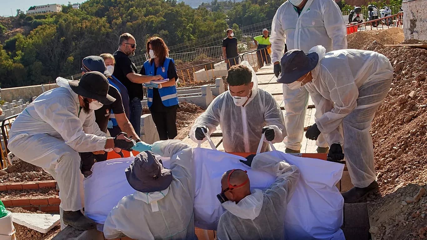 18 migrantë varrosen pa emër në Ceuta pas tragjedisë me mbi 90 viktima