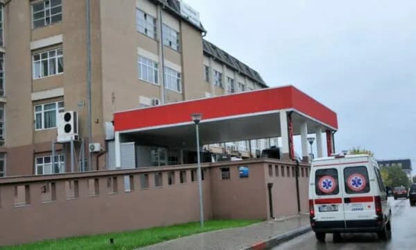 Ra nga terasa e katit të gjashtë në Pejë, QKUK: E mitura është në gjendje të rëndë