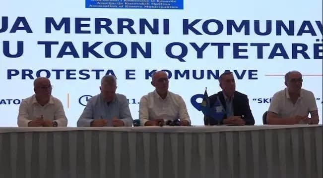 “Qe dy vjet s’jemi takuar me Kurtin”, Asociacioni i Komunave proteston më 1 shtator: Jemi në falimentim