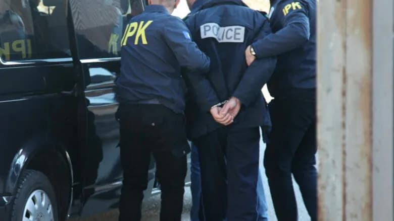 Dyshohet se sulmoi dhe kanosi disa të rinj, arrestohet polici në Gjilan
