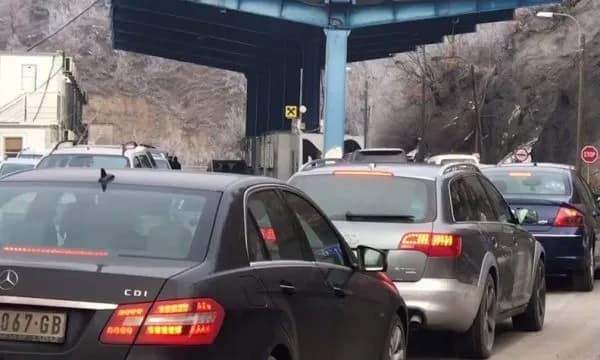 Pritje deri në 30 minuta për dalje nga Kosova në Jarinjë, kolona 500 metra