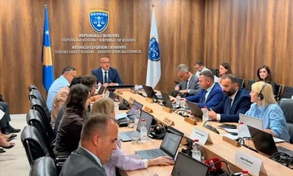 KGJK nis mbledhjen, pritet shqyrtimi i kërkesës për tërheqjen e dorëheqjeve të gjyqtarëve serbë
