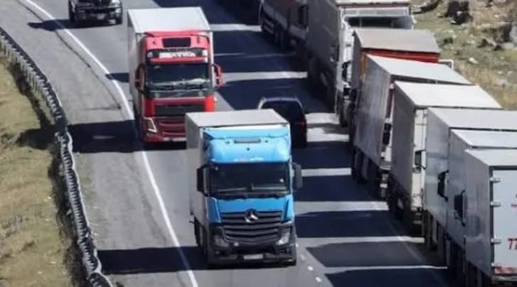 Nesër kufizohet qarkullimi në autostradë për kamionët mbi 20 tonë