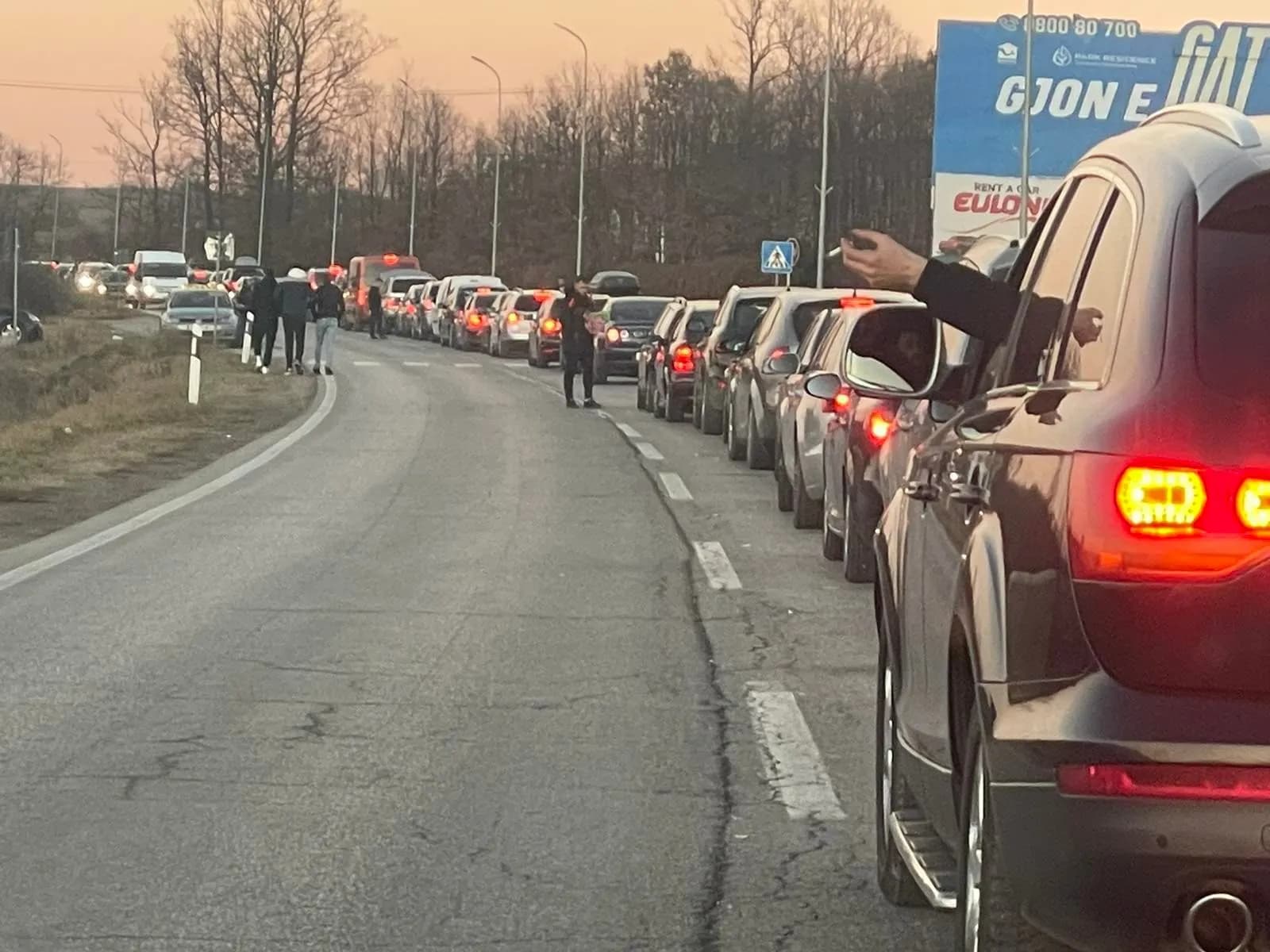 A ka pritje në pikat kufitare?