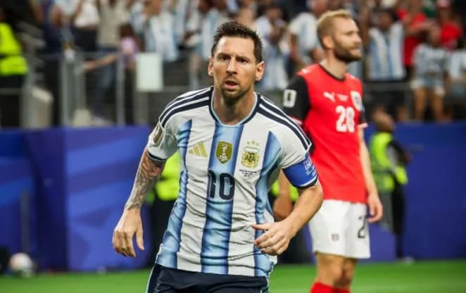 Me tri letra mbi kolltuk, Leo Messi njofton lajmin e dhimbshëm për futbollin