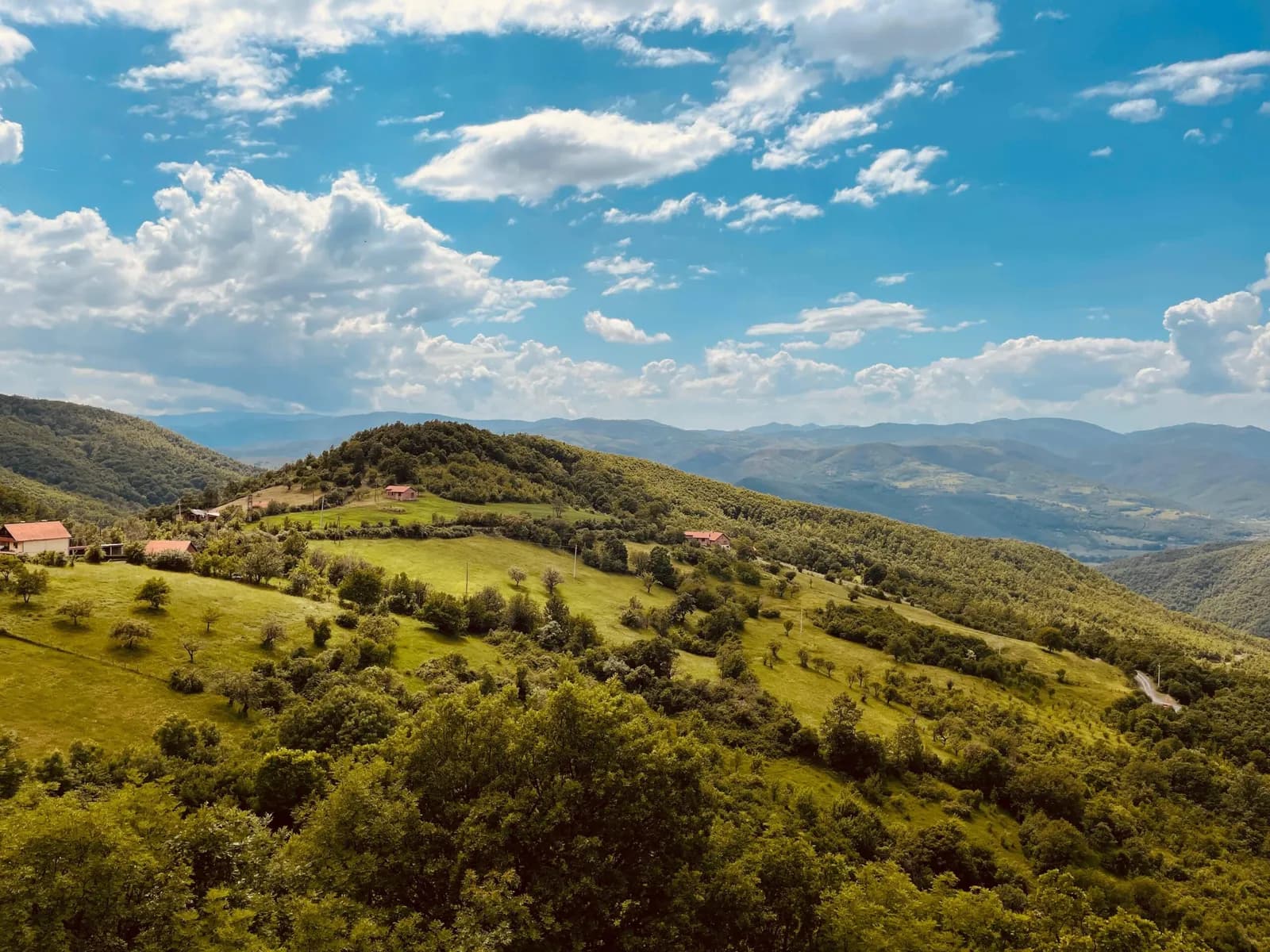 1 shtatori me diell dhe vranësira, temperaturat të martën deri në 33 gradë