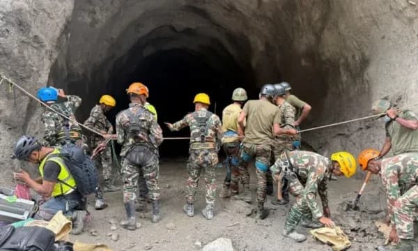Ekipet e shpëtimit në Nepal shpërthejnë një pjesë të kodrës në kërkim të punëtorëve të hidrocentralit, ndërsa familjet presin me shpresë
