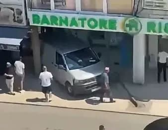 Vetura pa shofer përplaset me objektin afarist në Malishevë