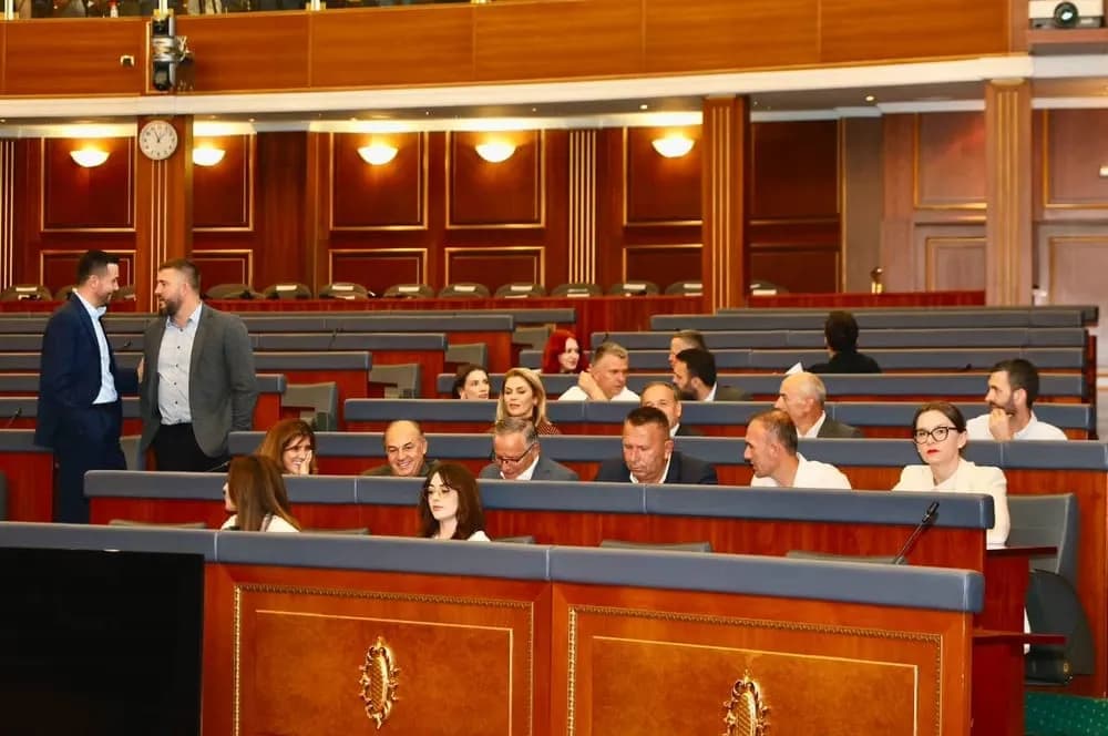 Deputetët e PDK-së dhe të Aleancës në sallën e Kuvendit, të pranishëm edhe zyrtarë të Ambasadës amerikane dhe BE-së