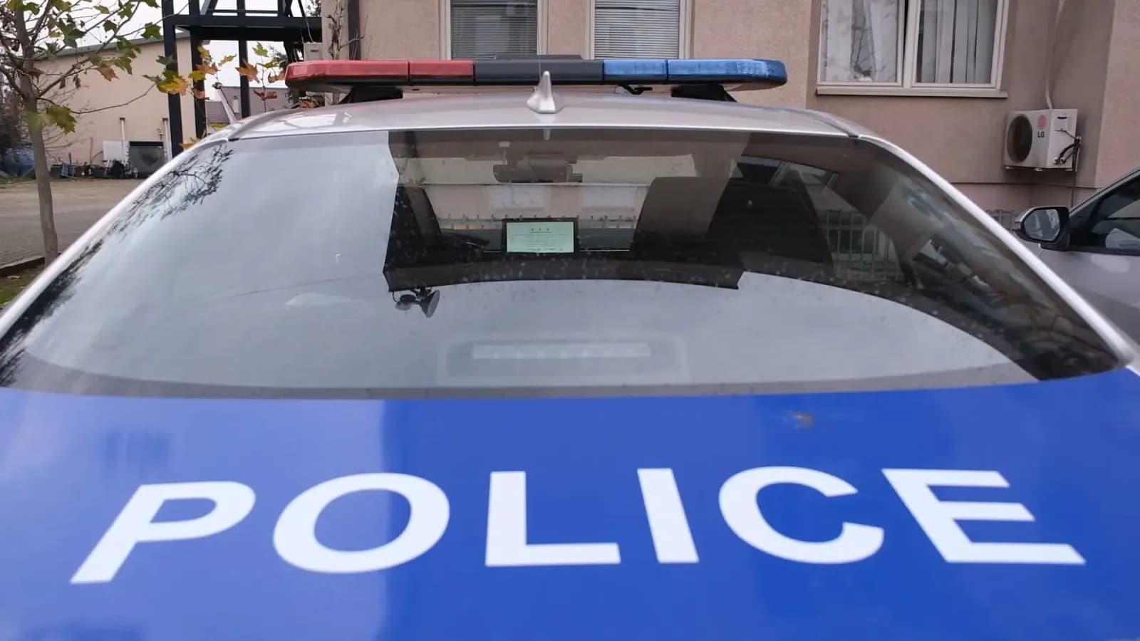 Në gjendje të dehur, shqiptari sulmon dy policë brenda stacionit në Prishtinë