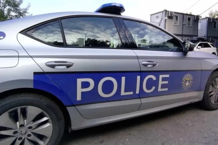 Dyshohet se qytetari sulmoi fizikisht një polic në Skenderaj, shoqërohet në statcionin policor