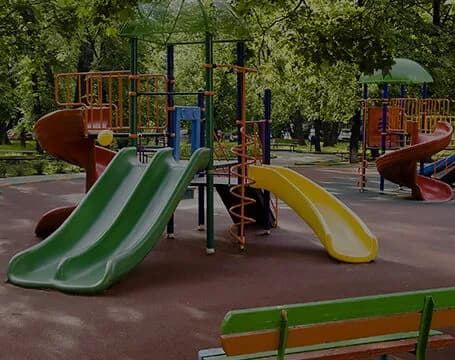 I ndoqi fëmijët me sëpatë dhe dëmtoi parkun në Prishtinë, arrestohet 45-vjeçarja