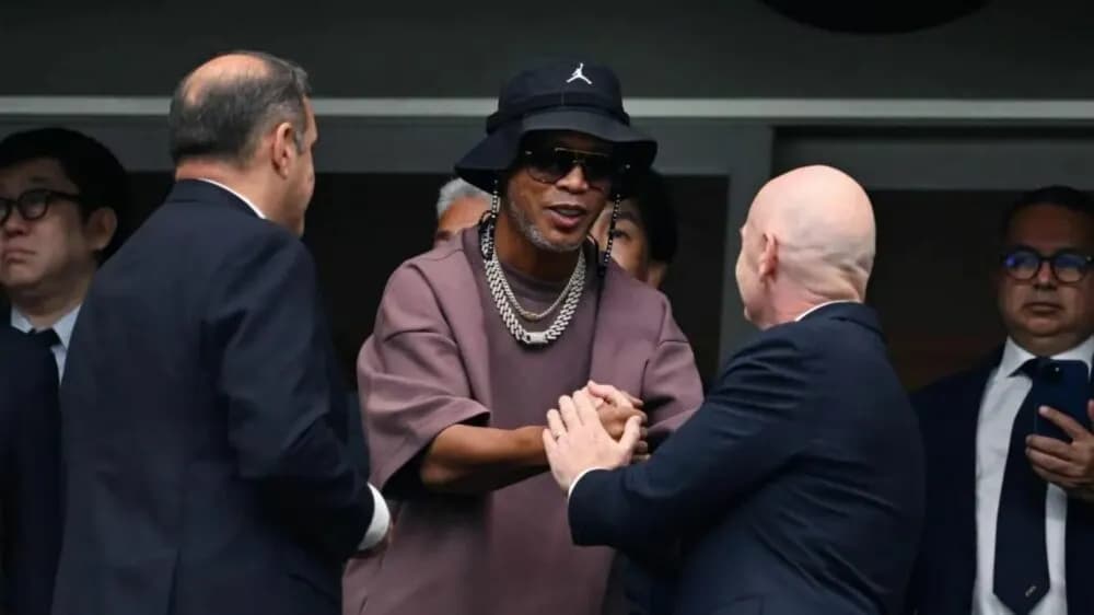Ronaldinho nuk ndalet, rikthehet në futboll profesionist në moshën 46-vjeçare