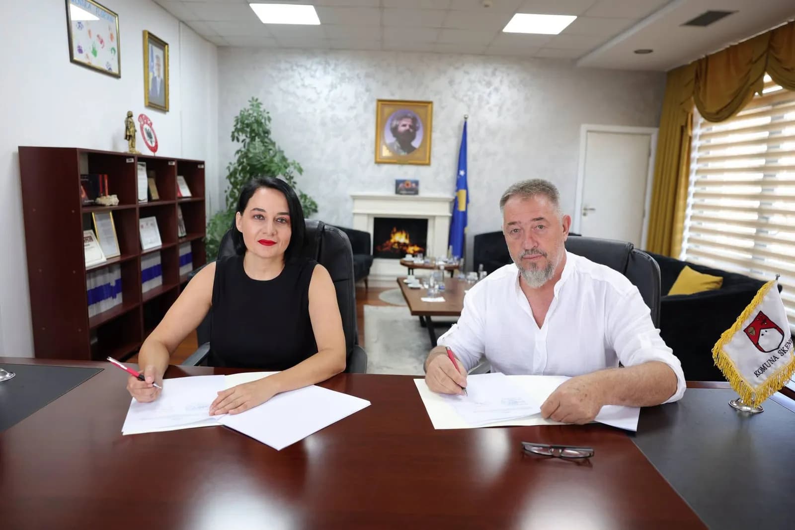Sami Lushtaku pret në takim Fitore Pacollin, nënshkruajnë marrëveshje bashkëpunimi