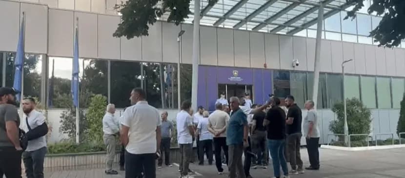 Deputetët e PDK-së sërish para Qeverisë, u bashkohen asamblistë dhe aktivistë nga Mitrovica