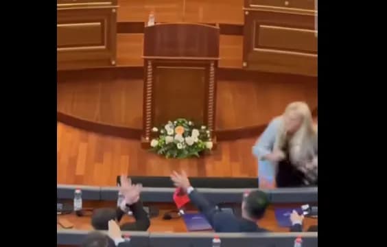 ‘Pamje të tij si ushtar më 1999″, Nol Nushi ironizon me foton e Kurtit ku shihet duke u mbrojtur nga vezët