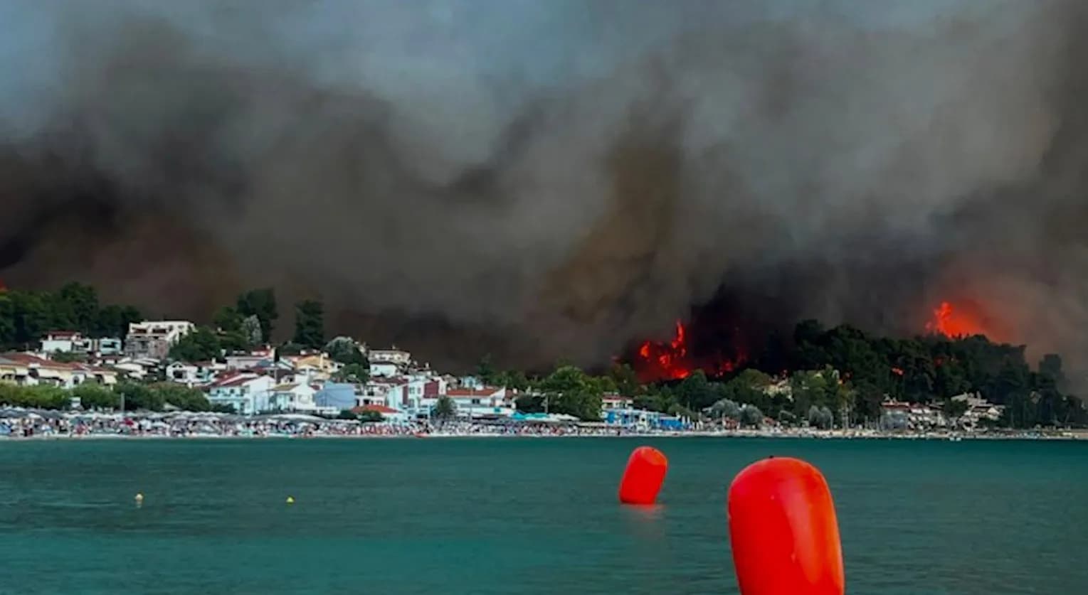 Zjarri detyron qindra turistë të evakuohen përmes detit në Greqi, flakët përfshijnë Evropën