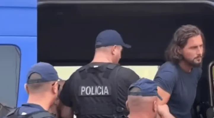 Momenti kur i dyshuari për vrasjen e turistit mbërrin në Gjykatën e Sarandës