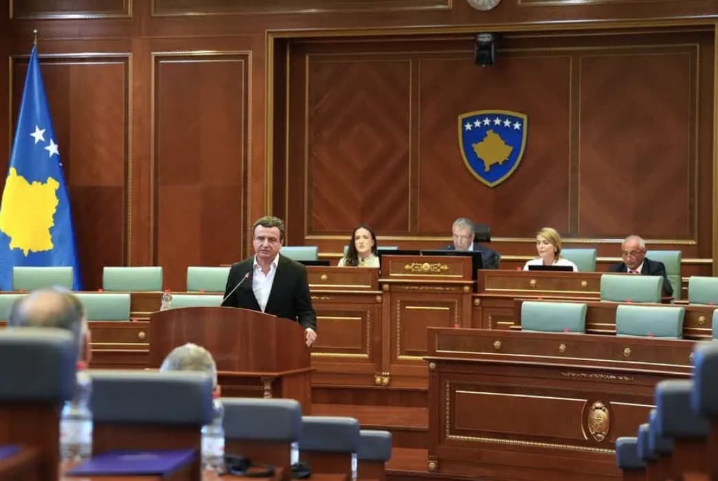 Kusari-Lila reagon pas tensioneve në Kuvend: Sulmi me vezë ishte surreal, nervoza e deputetëve doli jashtë kontrollit