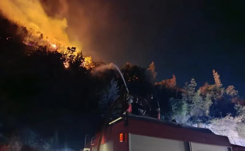 Mbi 40 vatra zjarri në Shqipëri, rritet rreziku në Tiranë, Krujë, Dibër e Mallakastër