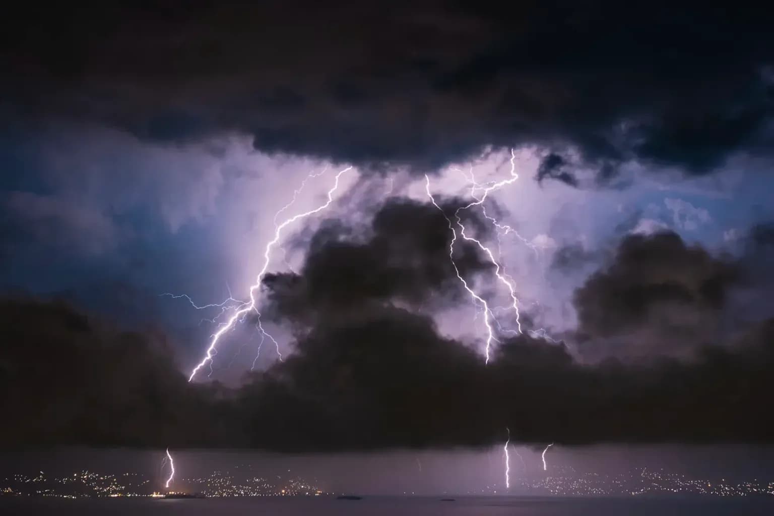 Temperatura të larta dhe reshje lokale, IHMK tregon si do të ndikojë moti te kulturat bujqësore