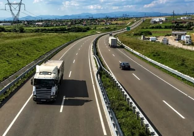 Nesër kufizohet qarkullimi i kamionëve mbi 20 tonë në autostradë