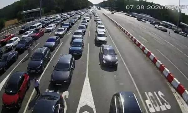 Kolona të gjata në kufirin Serbi–Kroaci, mërgimtarët përballen me pritje të gjata