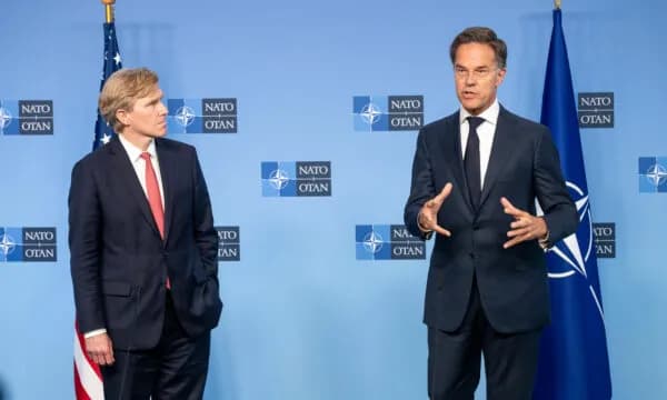 Nënsekretari amerikan i luftës zbarkon në NATO – temë e diskutimi çështja e pranisë së trupave amerikane në Europë