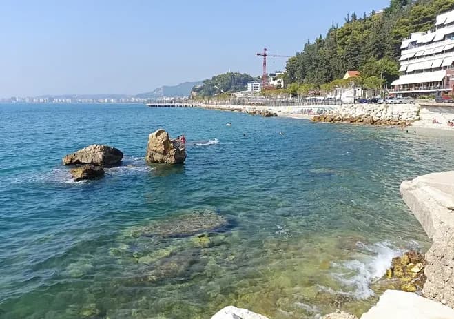 Incident i rëndë pranë Ujit të Ftohtë, italiani hidhet nga shkëmbi – dërgohet në spital