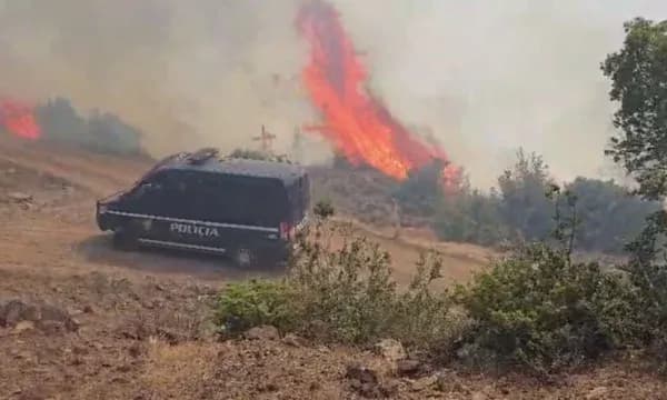 Dy vatra zjarri në Rrëshen, evakuohen katër familje