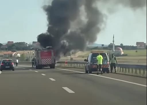 Përfshihet nga flakët një veturë në autostradën “Arbën Xhaferi”