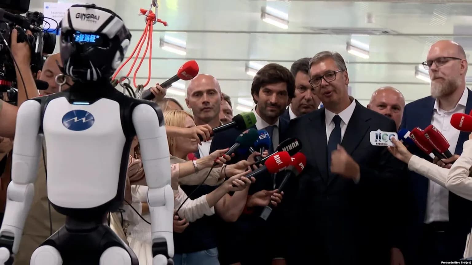 Vuçiq në hapjen e një fabrike kineze në Serbi: Robotët kinezë së shpejti në ushtrinë serbe