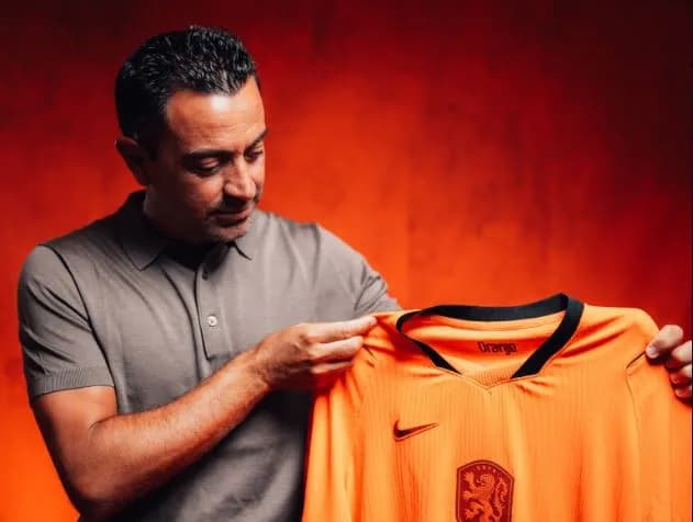Zyrtarizohet staft i Xavit te Holanda, asistent është një legjendë e futbollit