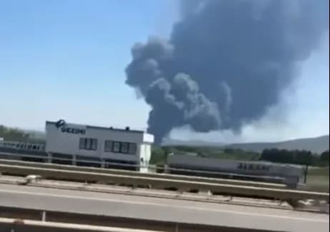 Zjarr i madh në Sllatinë, flakët përfshijnë deponinë e gomave (VIDEO)