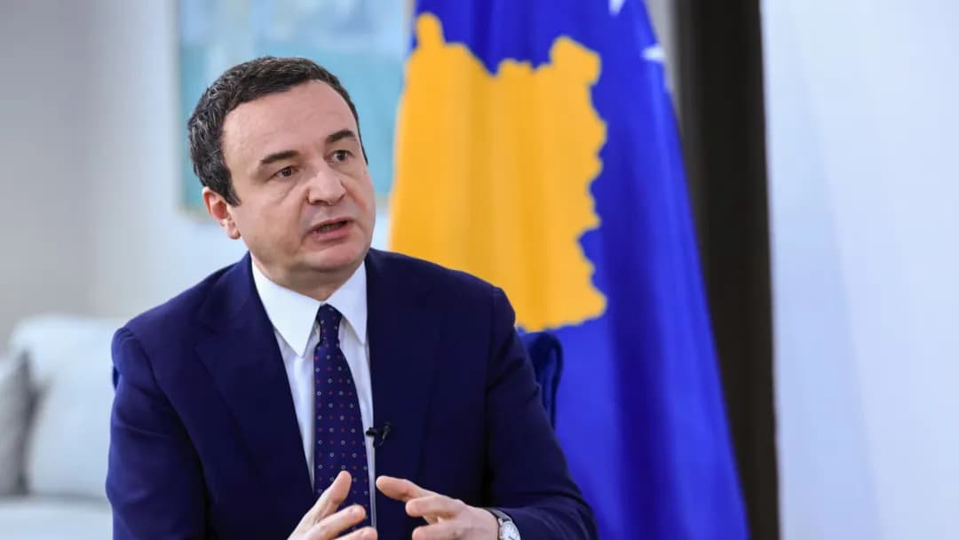 Nderimet shtetërore për Mlladiqin, Kurti: Vështirë të flitet në atë shoqëri për pendesë apo distancim nga politika që prodhoi ato krime