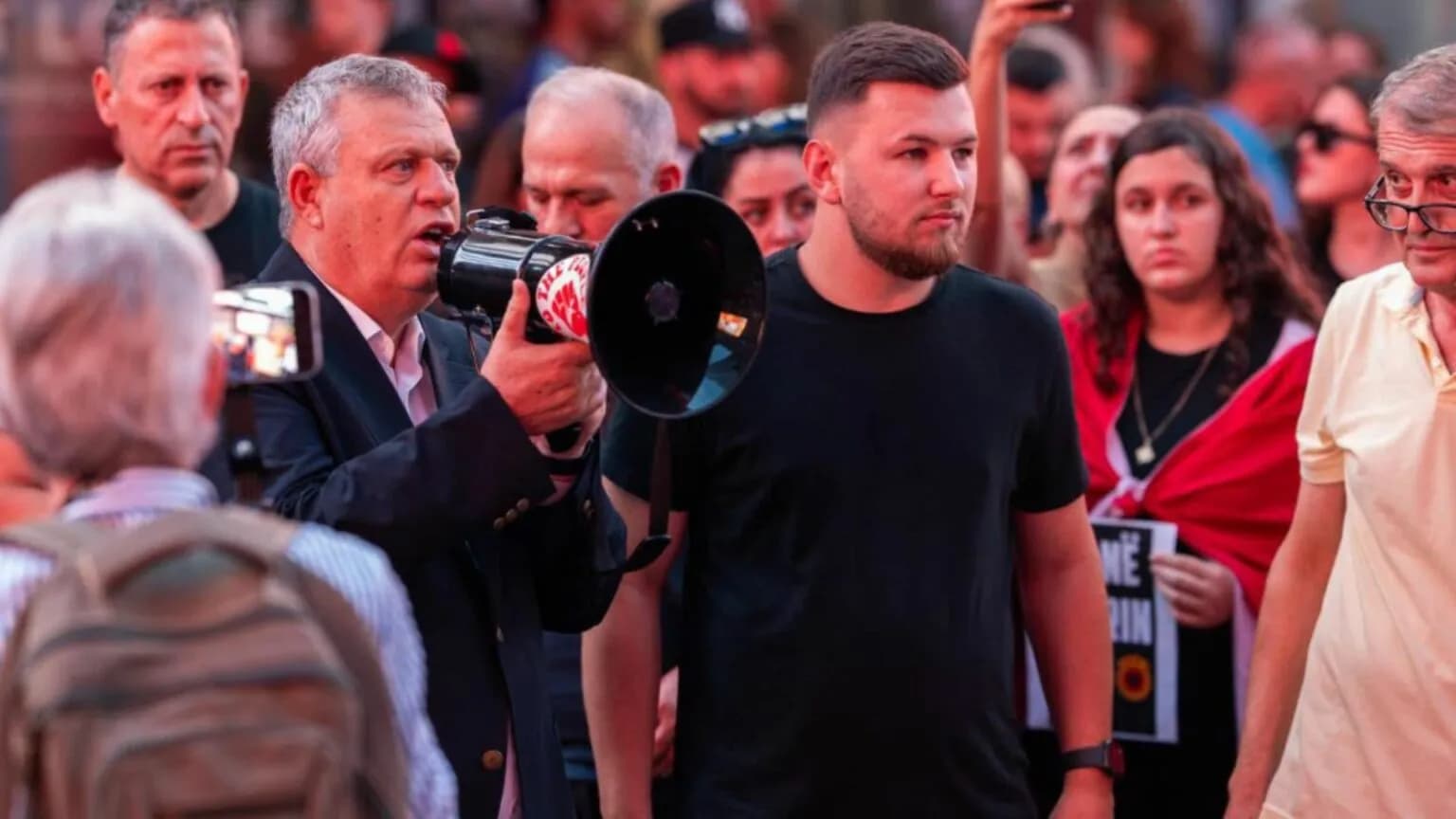 Diaspora shqiptare mblidhet në Times Square në mbështetje të ish-krerëve të UÇK-së