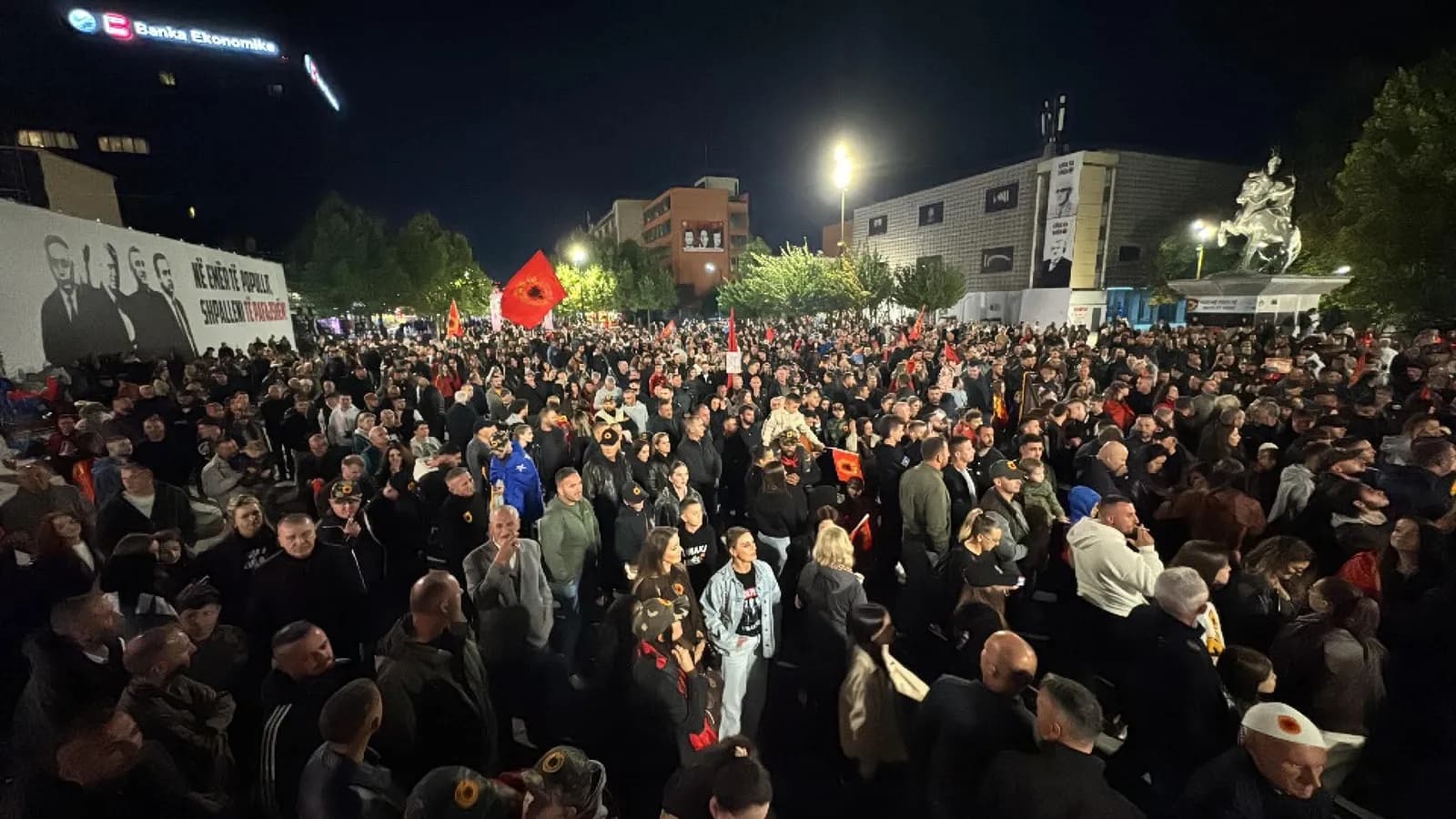 Vazhdon protesta në Prishtinë, sheshi mbushet me qytetarë në ditën e 12-të