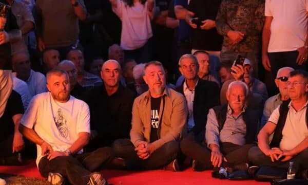 “Zjarri i Lirisë” në Zonën e Drenicës: Komandantët dhe ushtarët e UÇK-së kërkojnë lirinë e çlirimtarëve në Hagë