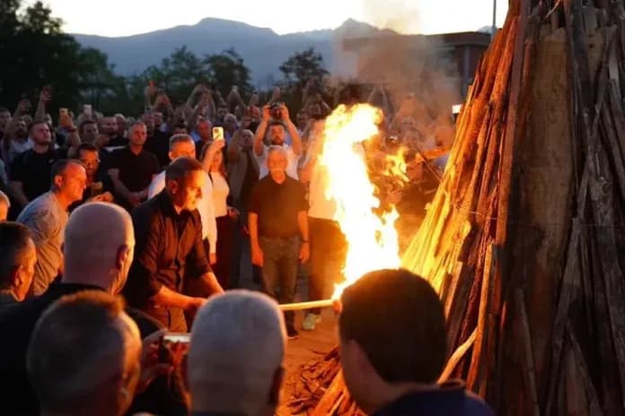 Në Gllogjan ndizet “Zjarri i Lirisë”, Dukagjini përcjell mesazhin: Çlirimtarët nuk janë vetëm