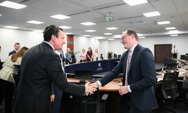Kurti thotë se gjatë mandatit të kaluar qeveria ka blerë armatim nga SHBA në vlerë afër gjysmë miliardi