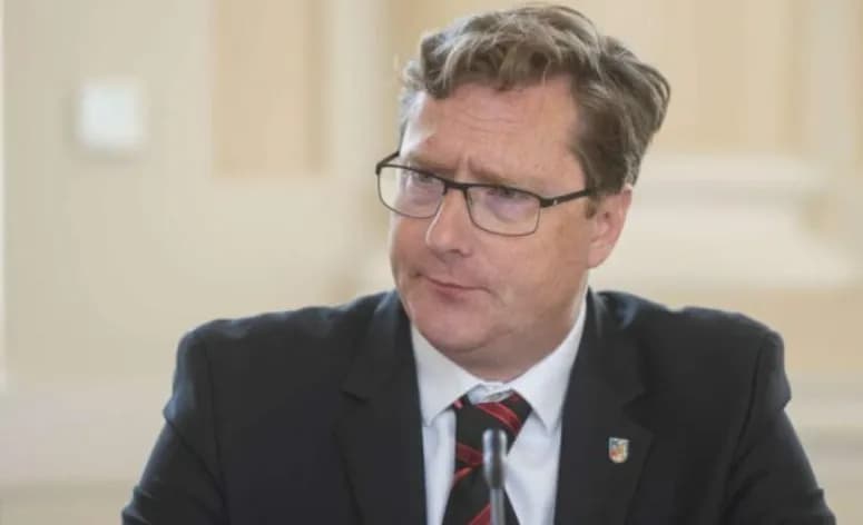 Eurodeputeti kritikon Leyenin dhe Kosin për vizitën në Beograd: Po krijon ndjenë të rreme se ky vend është normal