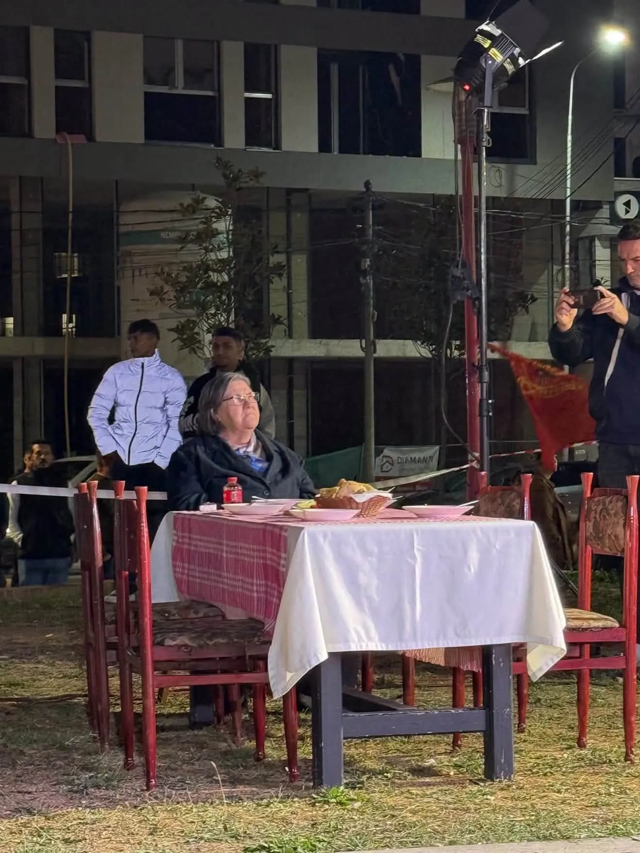 Nëna Ferdonije i bashkohet protestës në Gjakovë në mbështetje të ish-krerëve të UÇK-së