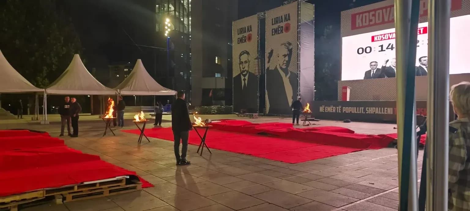 Pak orë para aktgjykimit në Hagë, në Prishtinë ndizen “Flakët e Lirisë”